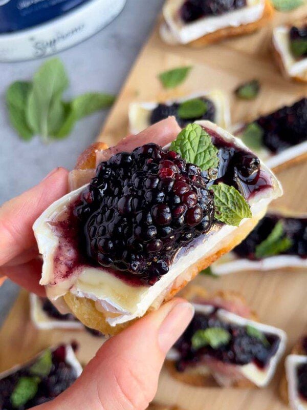 brie crostini appetizer with blackberries