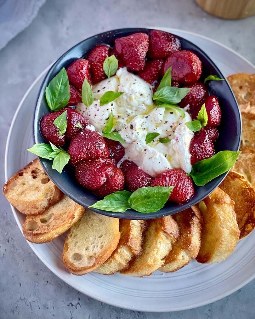 baked strawberry burrata crostini